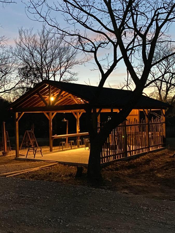 The Woods Lodging Kingston 外观 照片